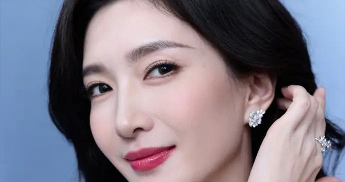 江疏影活动现场美的发光，大气沉稳气质真有韵味