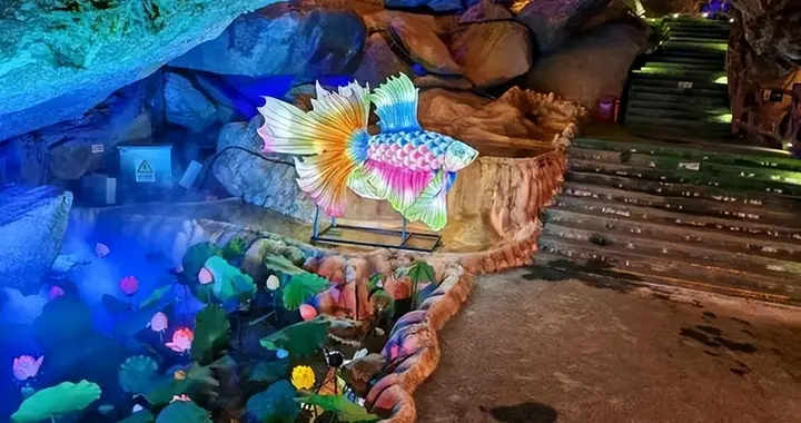 艳灯堆砌糟蹋景致，彩漆涂鸦污底色，跟风设计困住景区审美