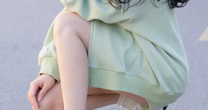 孟子义清爽穿搭大秀纤细美腿，好像穿了丝袜
