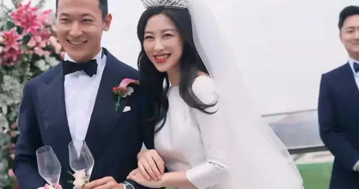 41岁朱珠：从“下嫁”被嘲到全网羡慕，她撕开了豪门婚姻的遮羞布