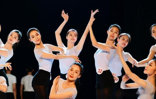 中国文联是什么级别的单位？它有多少个内设机构？