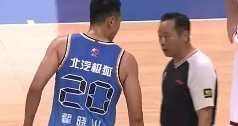 翟晓川劝球迷:你应该去看眼睛， 你1万多度！球迷提醒他，你16万刀