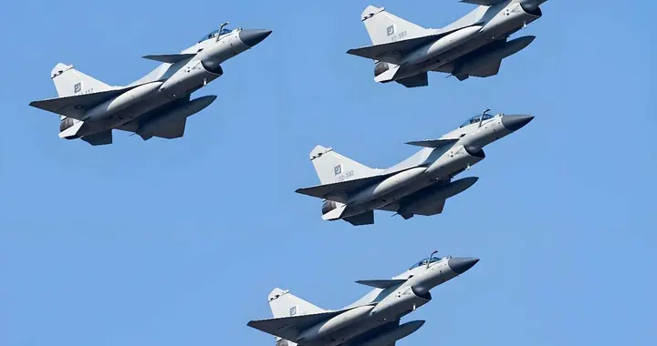 美媒曝料“多国排队买歼-10C”，俄媒破防：我们的武器没出路了？