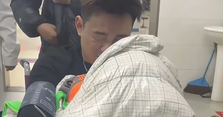 突发！中国好声音歌手黄勇进ICU，未脱离危险，直播中头痛血压178