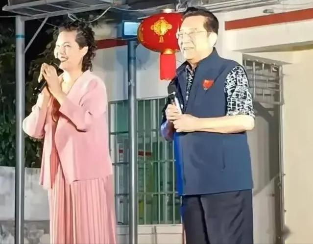 李天一出狱后赴美，李双江现状曝光，85岁带着57岁妻子在农村商演