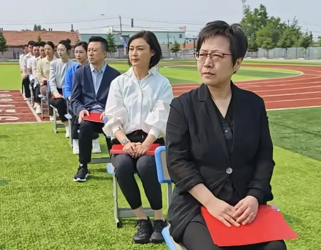 央视原新闻主持人贺红梅罕见露面，57岁头发剪短戴眼镜发福变化大