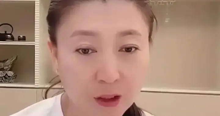 闫学晶卖惨风波升级！直播哭穷遭抵制封号，儿子考中戏新疆班被扒