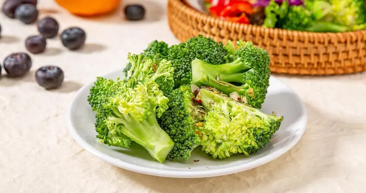头发越来越稀？试试这些饮食调理与头皮护理方法，帮你改善