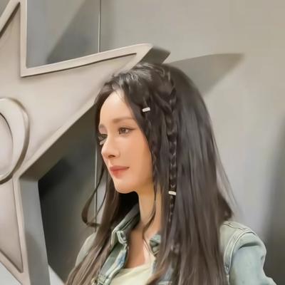 明星八卦：杨幂广州活动现场，牛仔裤套装