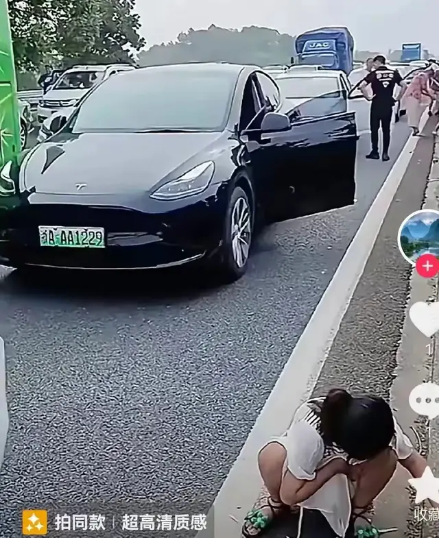 辣眼睛！女子在高速公路上就地小便，网友:这算光明正大抗议吗