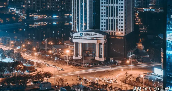 建设银行：2025年归母净利润同比涨1.0%，营收涨1.9%