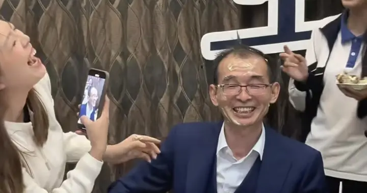 老谢收到女儿的礼物很骄傲，谢炜琳一句话道出真相，许妈牺牲太大