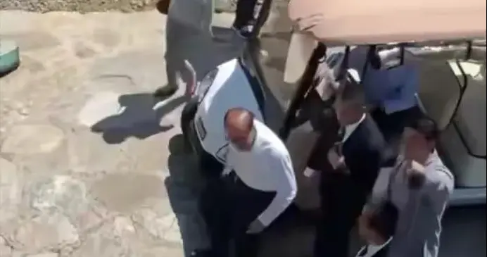 98岁李嘉诚携长子现身慈山寺，全程不用人搀扶，状态比李泽钜还好