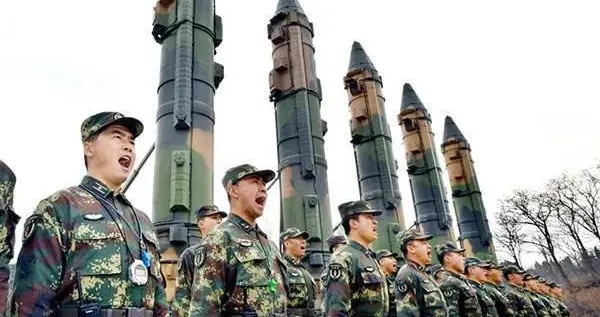 火箭军10套发射架震撼起竖：大国长剑，捍卫和平的钢铁脊梁