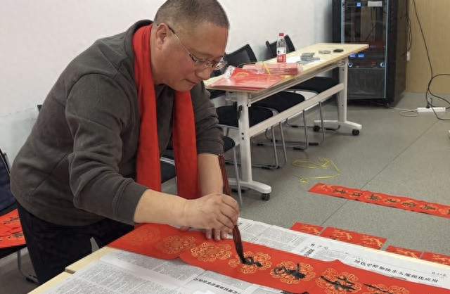 平安金服洛阳分公司联合市总工会“送万福进万家”义写春联活动