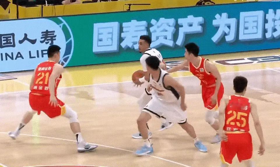 1只篮球小队：王少杰雄起了！ 在焦泊乔没