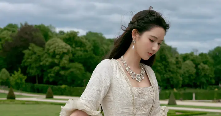 王玉雯复古礼服在欧式古堡与花园中翩翩起舞，宛如童话走出的公主