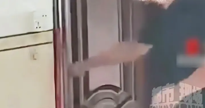 反锁房门，做父母的第一反应不是心疼，而是直接把门拆了搬走？