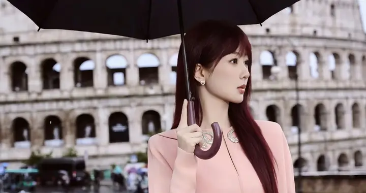 33岁杨紫一头红发现身罗马看秀 雨中穿薄纱裙 美貌看呆外国友人