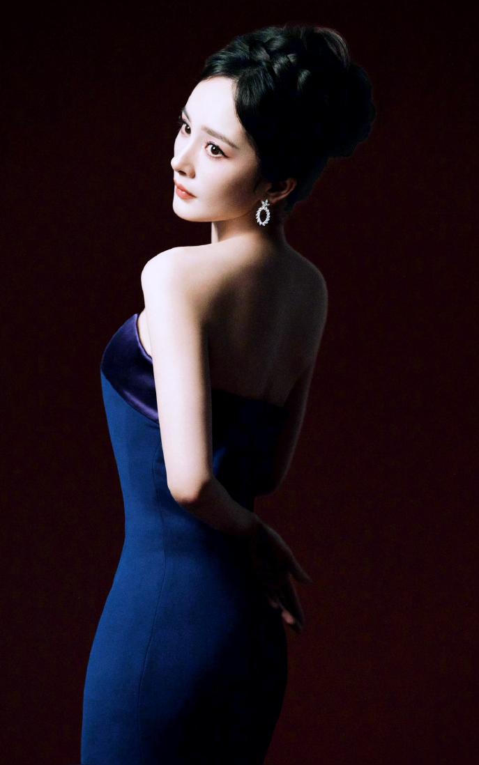 蓝孔雀女王杨幂来喽