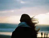 女人心里一旦有了别人，这5个反常表现根本藏不住，别再傻了