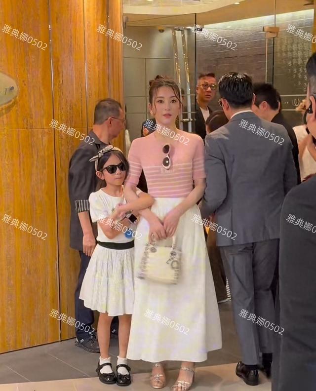 郭富城方媛亮相马场，他转身应酬她怎么不尴尬？这才是豪门夫妻的顶级默契