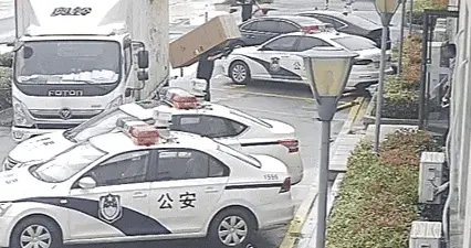 “所长，有人送来个大冰箱！”