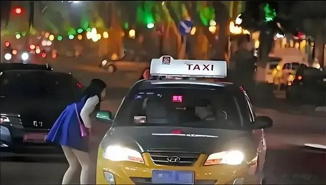 热辣滚烫！女子网约车上裸露身体，吓得司机当场报警，评论炸锅