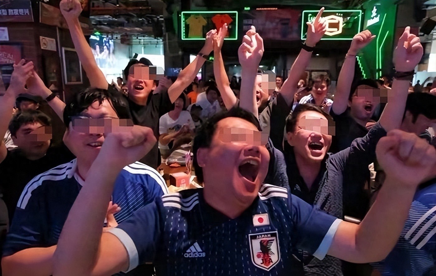 上海这帮年轻人真敢啊！穿着定制的日本国旗球衣，庆祝日本4-0