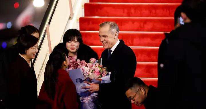 硬撑8年终于想通，卡尼人还没离开，特朗普一句话断了加拿大后路