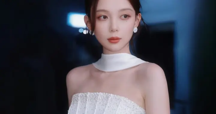 汪小敏纯白挂颈抹胸连衣裙