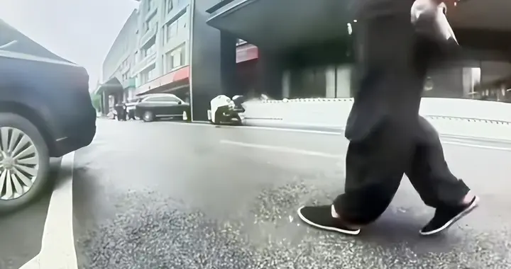 长沙男子持刀划车后续：涂抹鸽子血，车主回应曝细节，警方介入