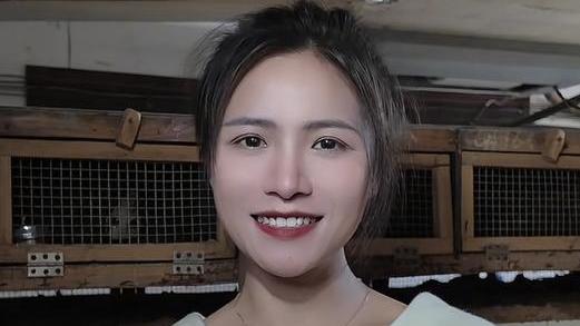 小贩快跑：这么漂亮的姑娘，你会想到她和蛇