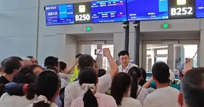 航班延误发过期泡面事件，航司道歉整改，奖反馈者2000元获认可