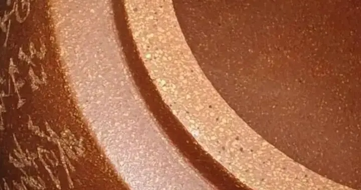 紫砂壶里的砂是真是假？行家教你3招轻松分辨，别再被坑了！