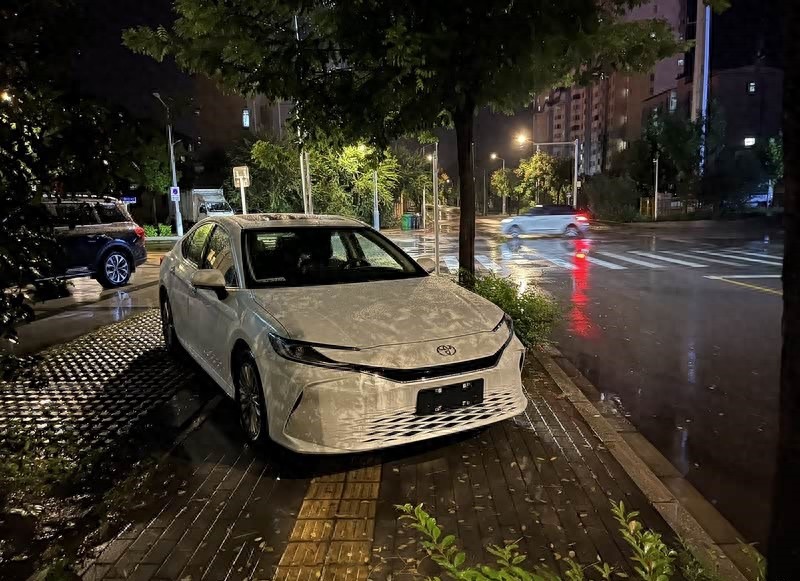 落地17.3万提了凯美瑞双擎豪华版，开了一个月，听听车主怎么说？