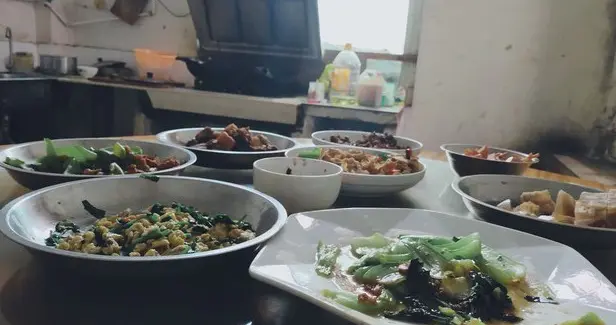 老婆帮别的男人盛饭，我该不该发火？