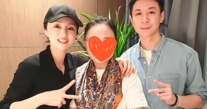 董璇一家和朋友聚餐，张维伊双手搂璇姐腰好恩爱，女儿小酒窝也在