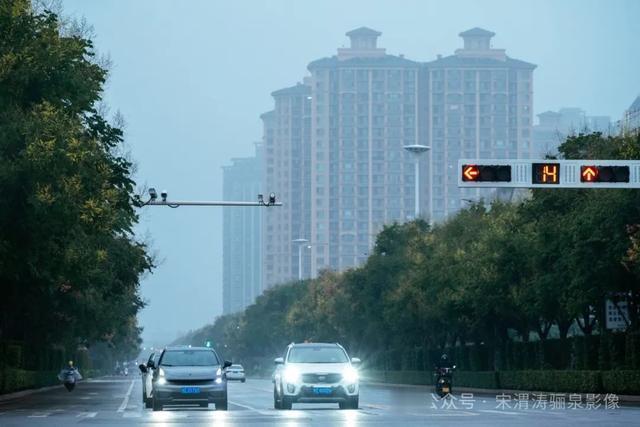 陕西渭南：雨中街道及海绵城市设施等欣赏