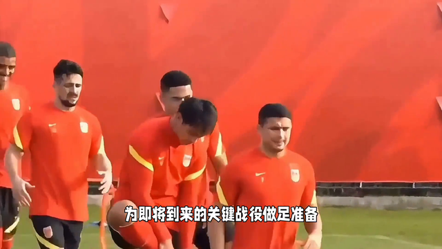 足球教练认真分析战术，备战40人大名单