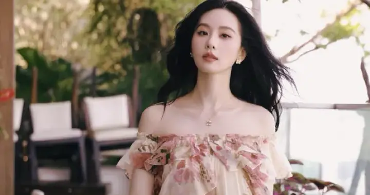 刘诗诗当妈后还有少女身材”！穿一字肩印花裙，肩颈线条好迷人！