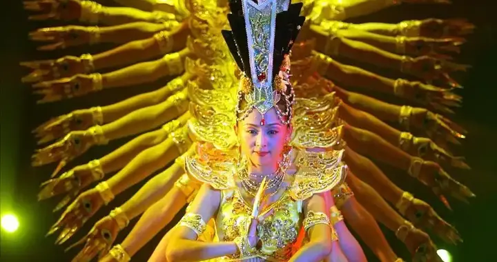 舞蹈是她与世界对话的方式，而家庭是她最温暖的港湾。