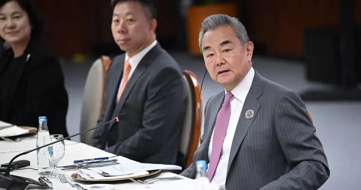 不忍了！王毅罕见“二选一”，中国打出外交王牌，华春莹单刀赴会