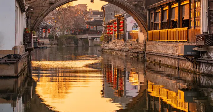 被严重低估的江南水乡！青砖黛瓦摇橹船，这里才藏着“真江南”