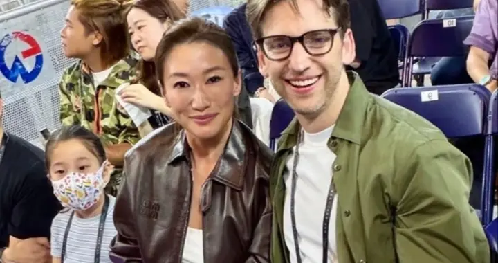 谢婷婷现身谢霆锋演唱会，和海报合影满脸自豪，女儿和男友也同行