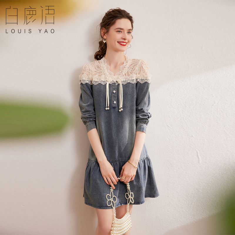白鹿语镂空花边拼接牛仔裙春款时尚撞色盘扣V领宽松连衣裙女