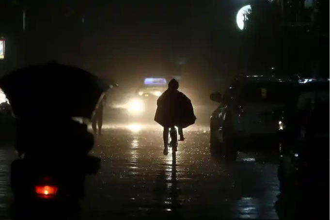 “停课不停工，谁来接住孩子？”  这是9月13日暴雨红色预警覆盖海南多...