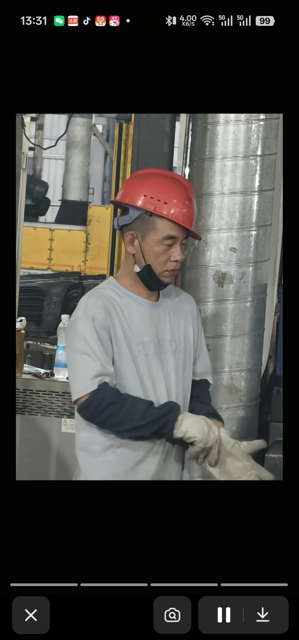 福建一位激光切割工陈祥禄意外走红，因为长相神似陈小春，不少网友纷纷玩起...