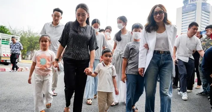 佩通坦三兄妹带娃看望老父亲，他信下个月出狱，一家人就要团聚了