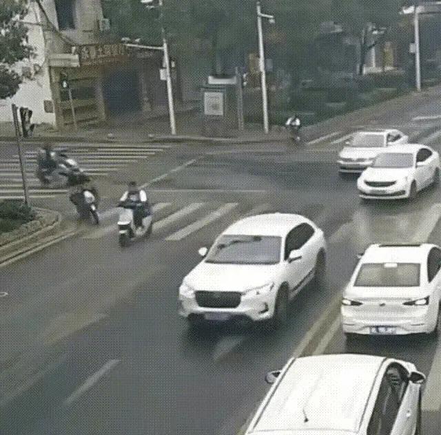 花儿朵朵1992：司机咋停车了？是她们主